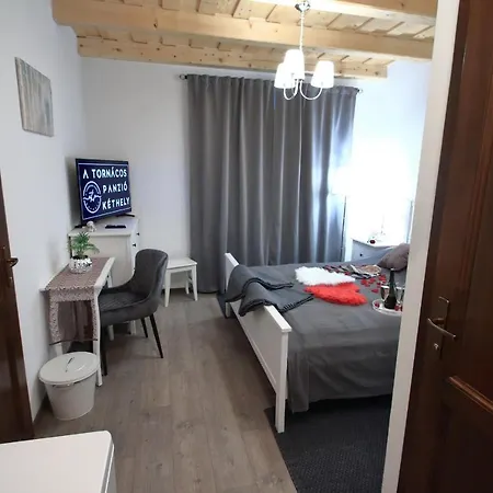 A Tornacos Panzio Bed & Breakfast *