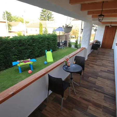 A Tornácos Panzió Bed & Breakfast